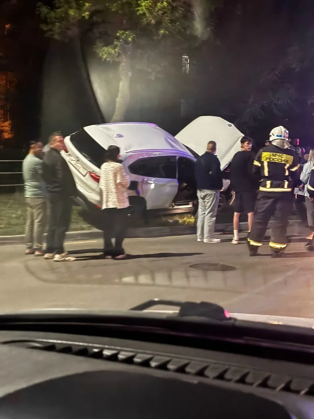 ‼️ В Магнитогорске после ДТП BMW вылетел в дерево на перекрёстке   Жёсткое ДТП произошло вечером 21 