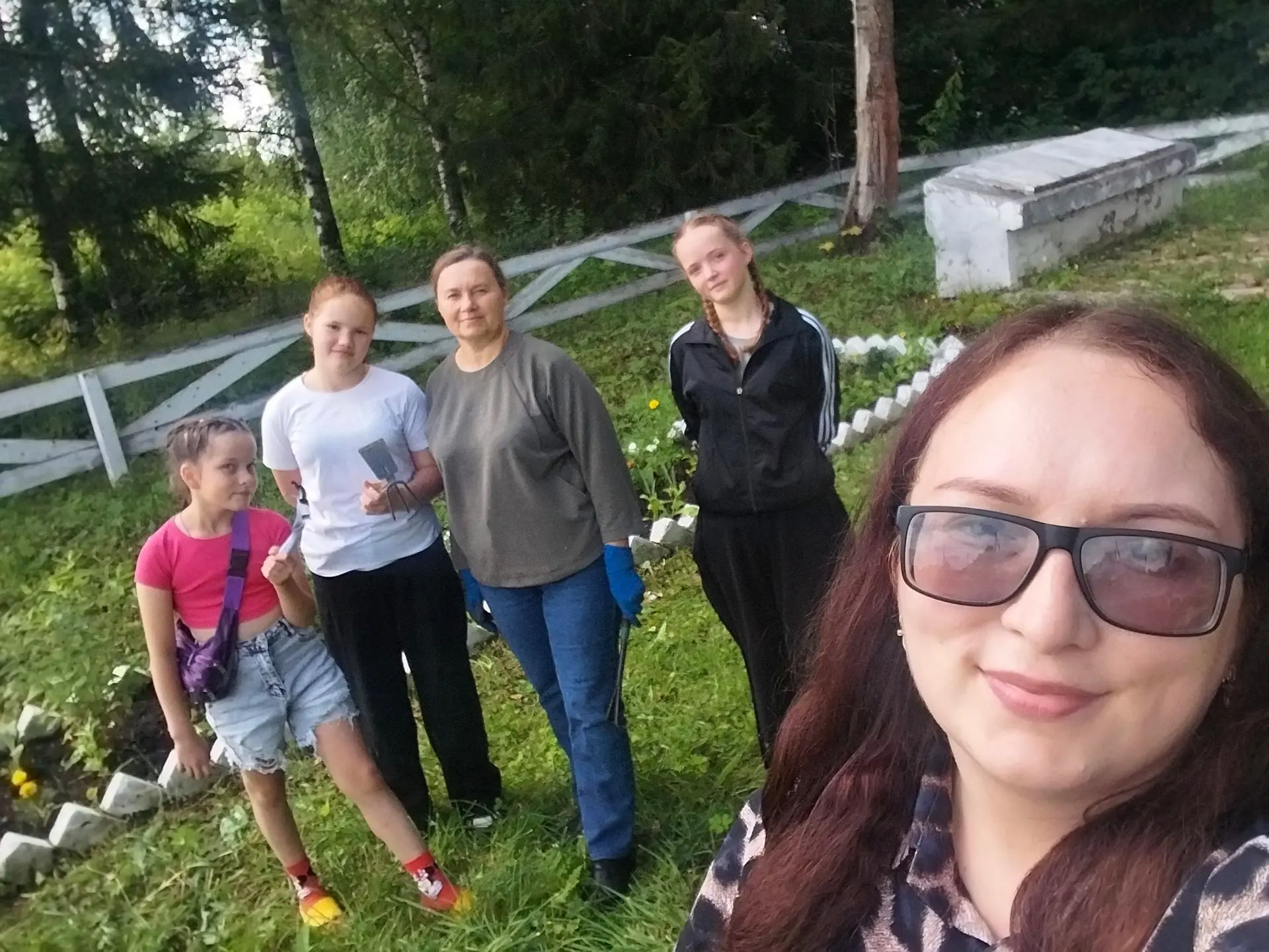 Сегодняшний день прошёл очень плодотворно.
Мы с ребятами сходили к памятнику, пропололи цветы от сор
