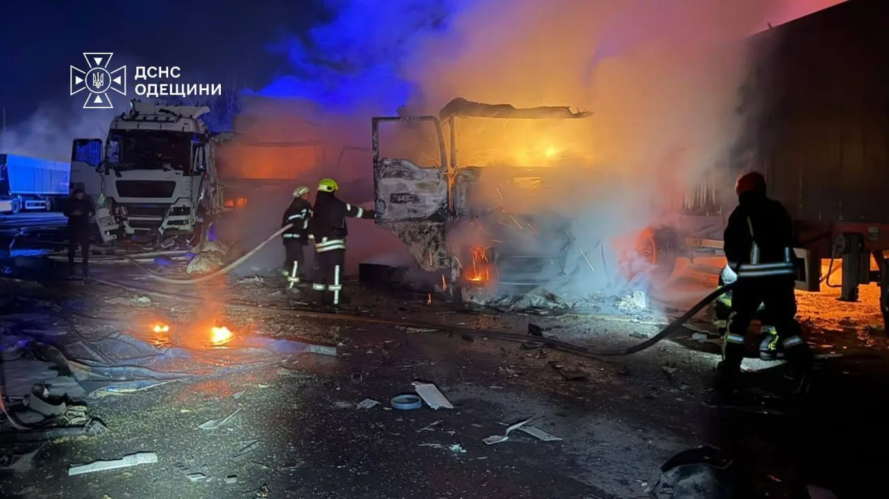 ‼️🇺🇦🔥 Ад в Одесской области: трасса усеяна сожжёнными фурами после российских атак