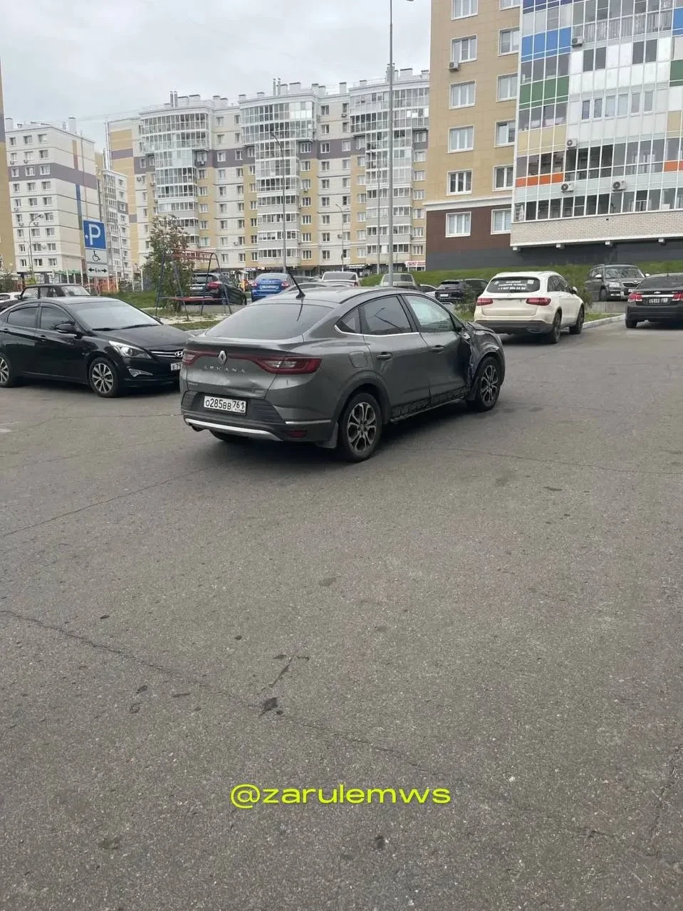 Неудачная парковка перекрыла выезд из двора в Радужном