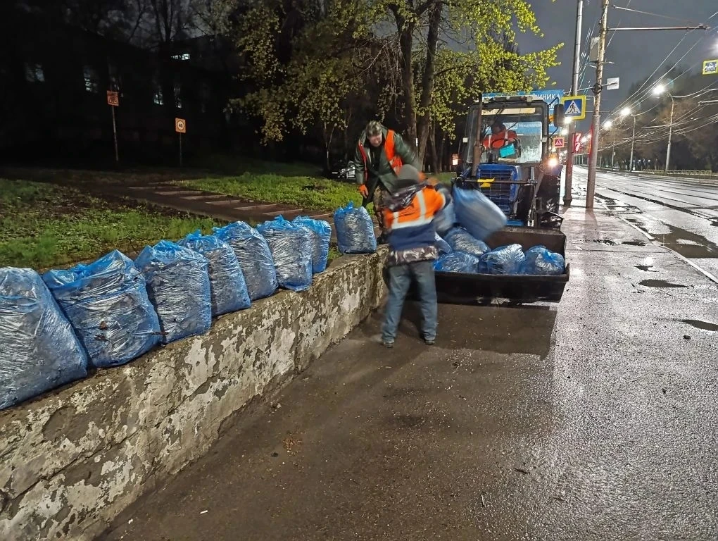 ✔️В Ленинском районе продолжаются мероприятия по благоустройству.  Осуществляются работы по механизи
