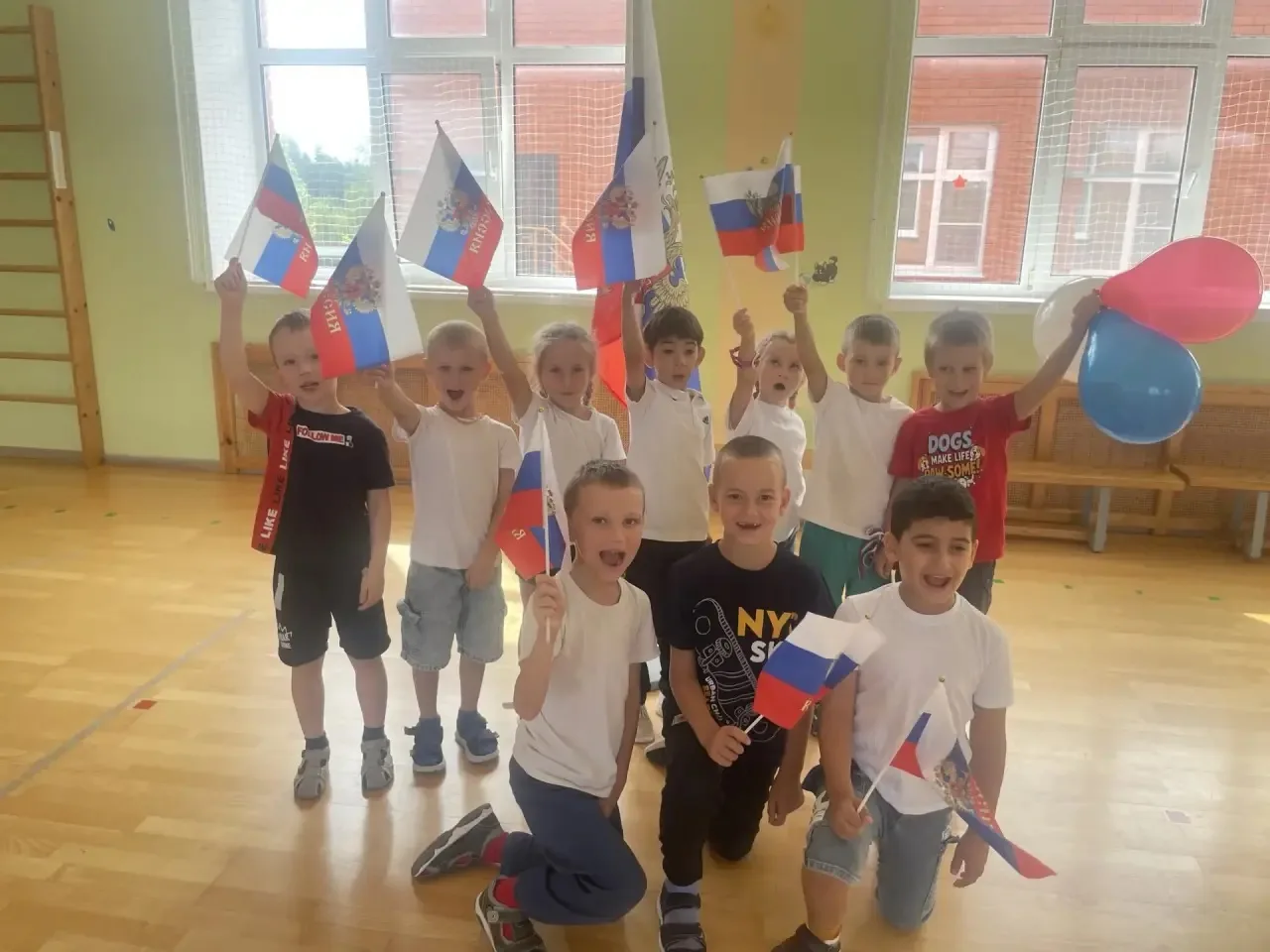 🎨 Как мы отметили День Государственного флага: яркие краски России!