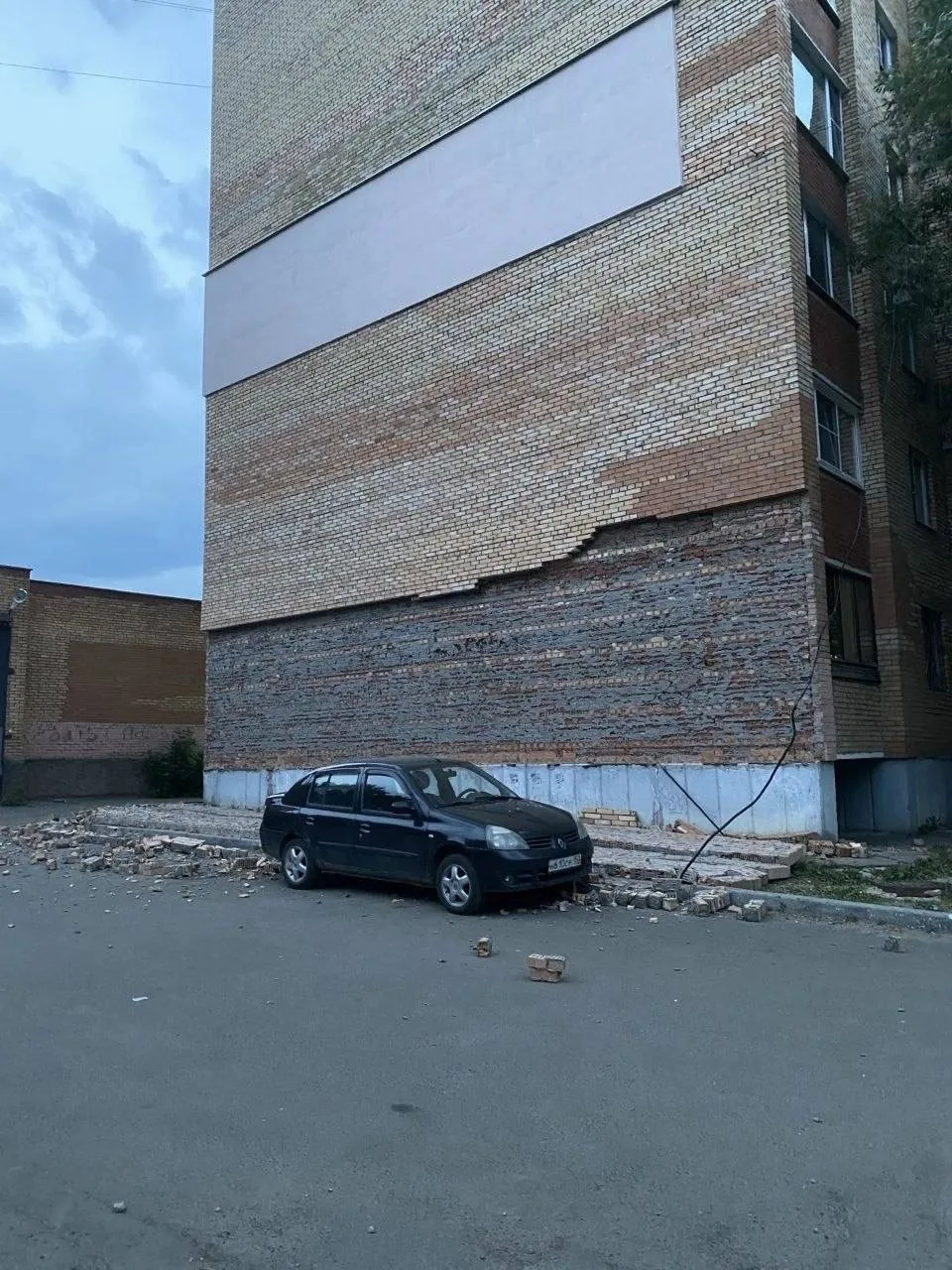 🧱 Кирпичная облицовка обрушилась с фасада жилой многоэтажки в Электростали. 

В результате падения 