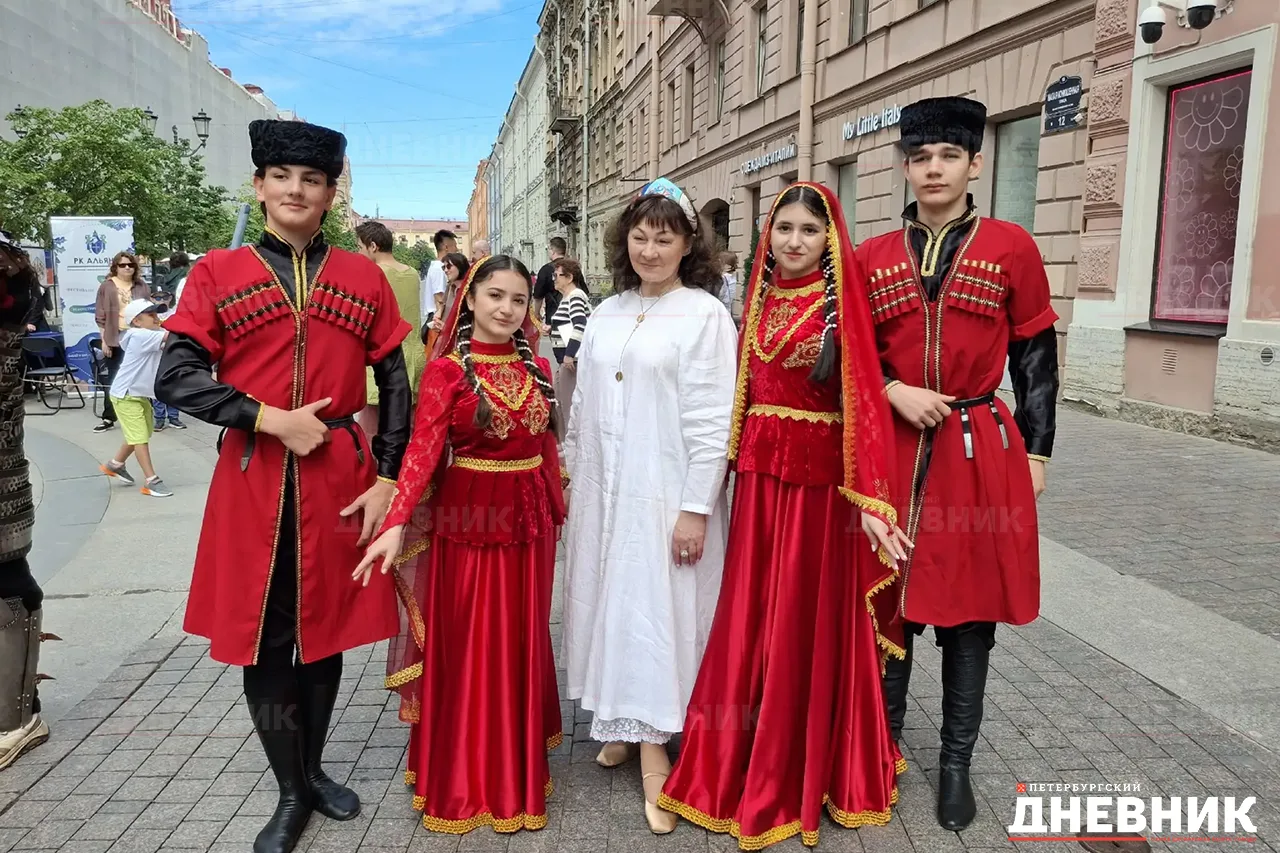 📜 Сказка на Малой Конюшенной

В Петербурге прошел фестиваль «Аллеи мифов и легенд». Праздник, приур