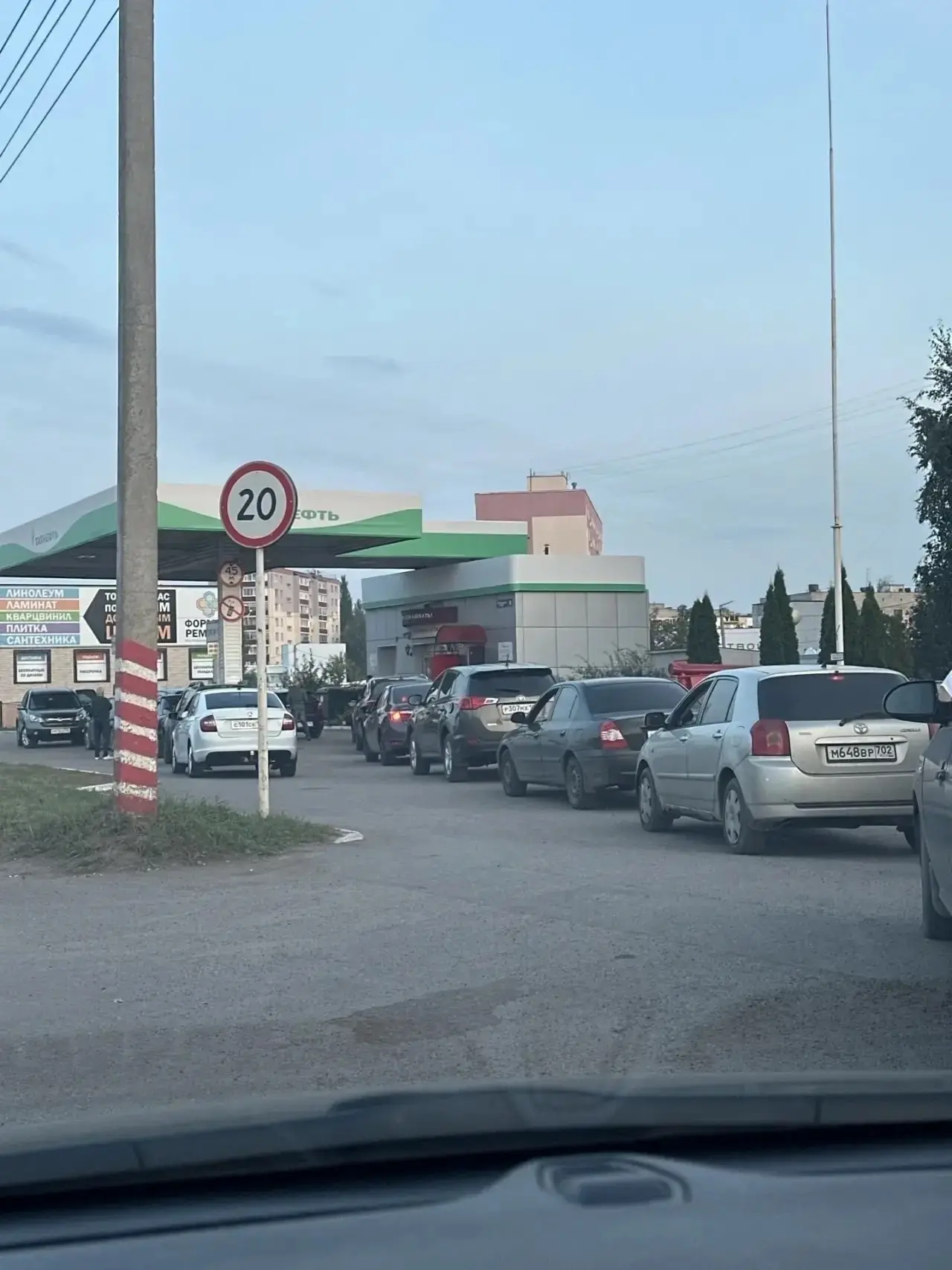 Люди которым нечего делать сидя дома, вы зачем скупаете бензин для чего вы к чему готов...