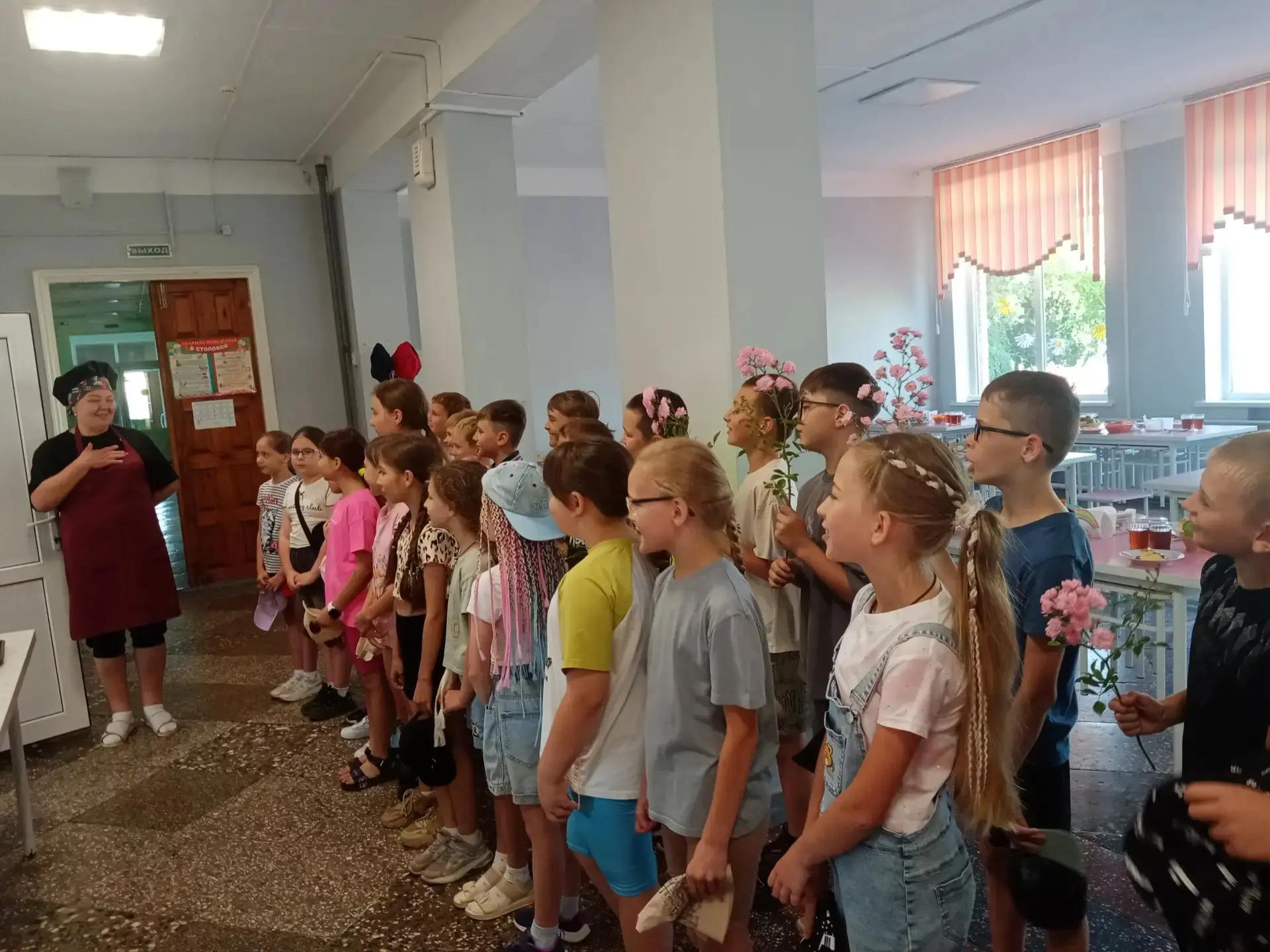 #УраКаникулы 
Понедельник, 15 июня, в лагере "Солнечная страна" начался с поздравления Ирины Григорь