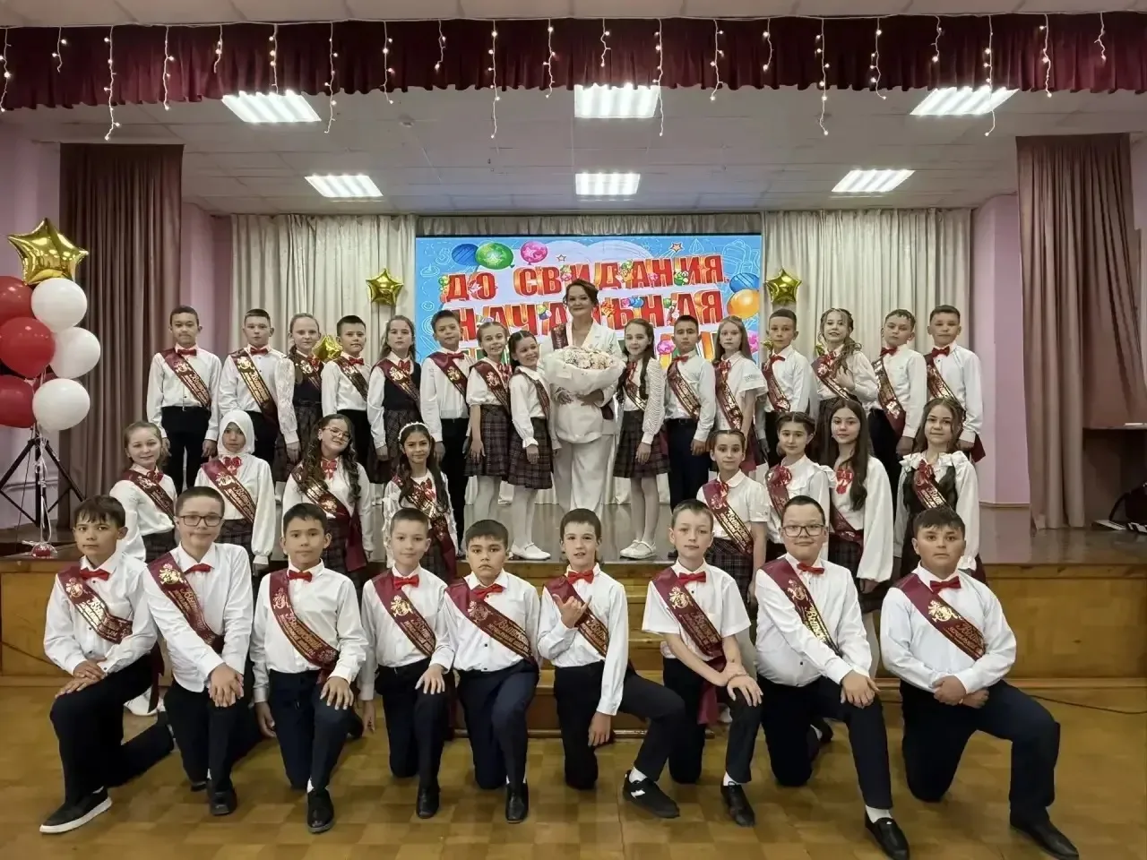 Немало праздников проходит в начальной школе, но этот - особенный. 22 мая в школе прошёл выпускной в
