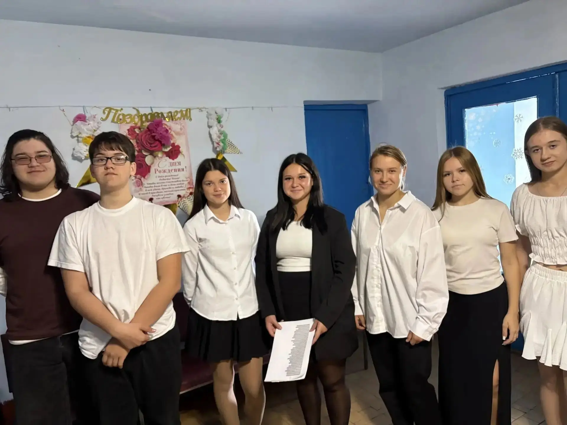 Тёплое поздравление от студентов: забота, песни и пирог с любовью!