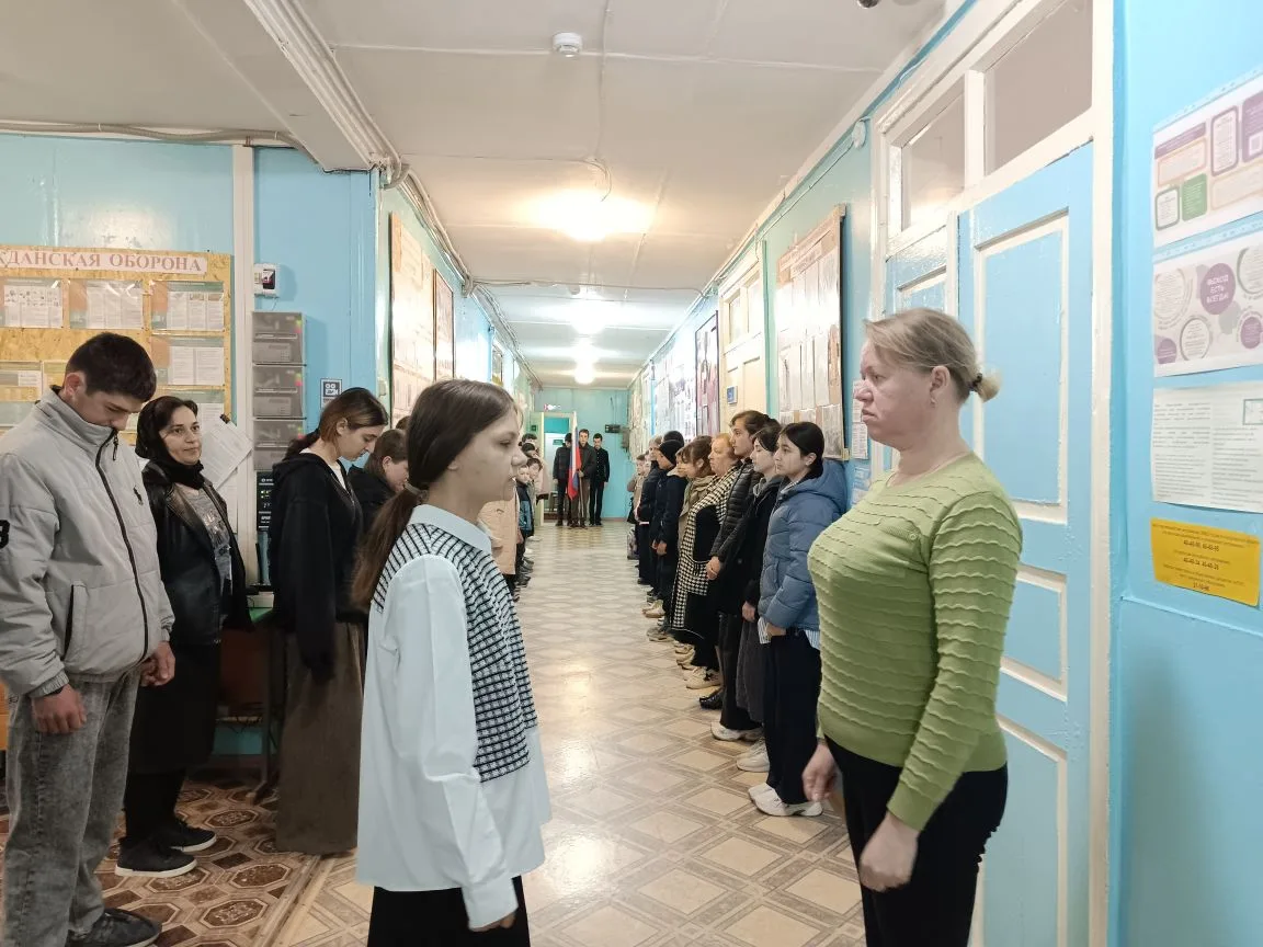 Утро понедельника в нашей школе традиционно началось с торжественной церемонии вноса фл...