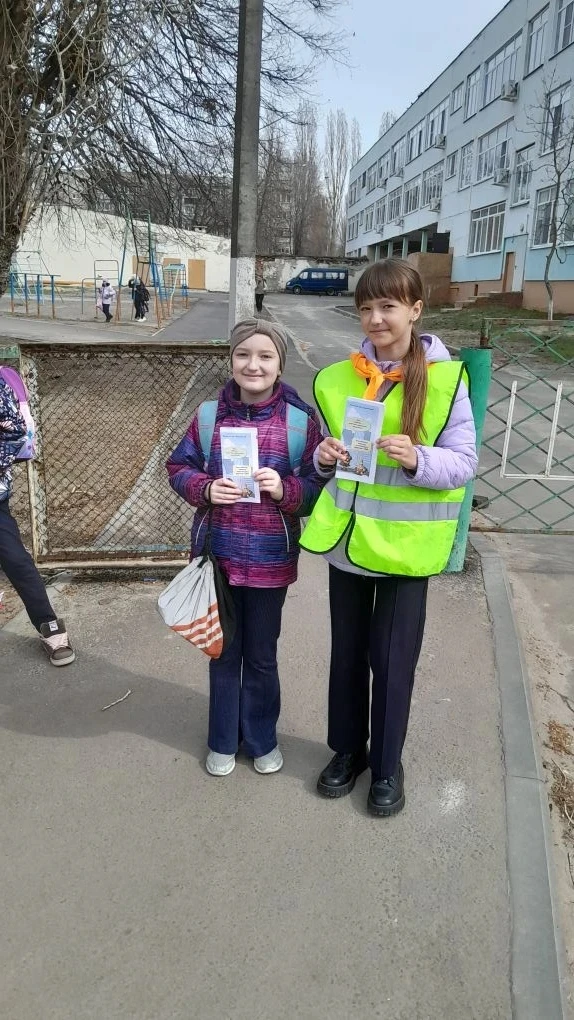 🚦 Отряд ЮИД заступил на «Дорожный патруль»!   Ребята напомнили гражданам правила дорожного движения 