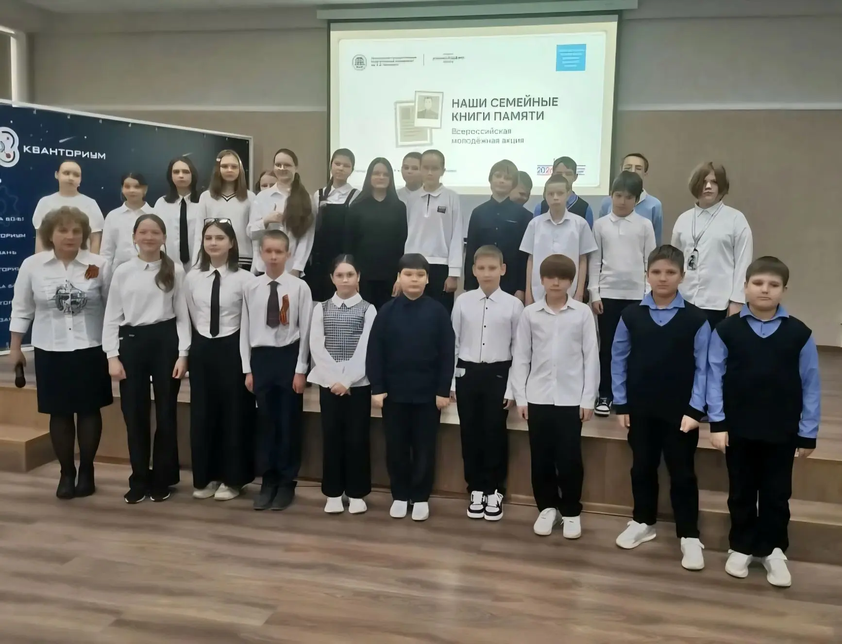 🎗️ В нашей школе стартовали сразу две важные патриотические акции, и первыми эстафету приняли учащие