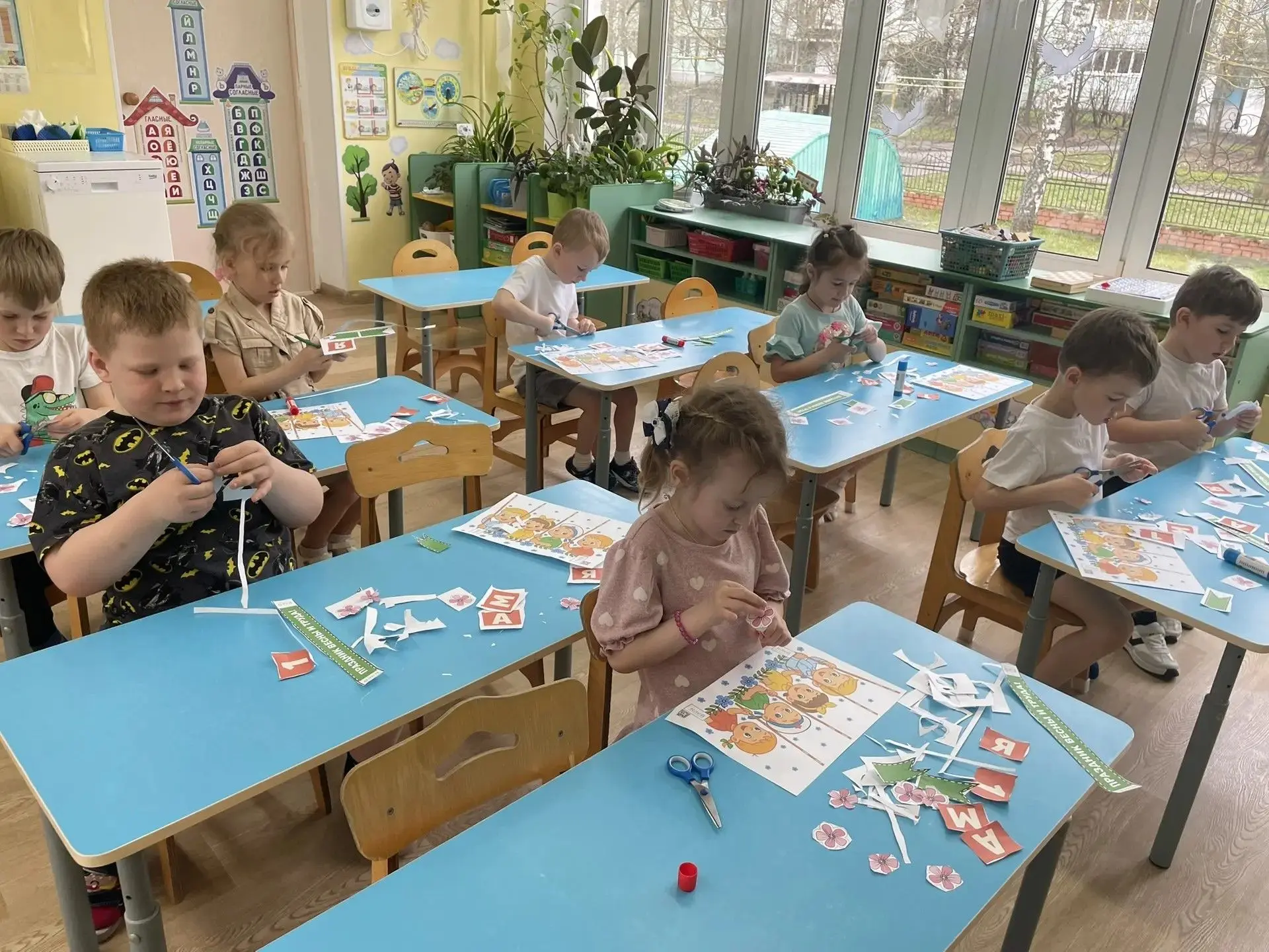 Воспитанники дошкольного отделения старшей группы «Семицветик» познакомились с праздником мира, весн