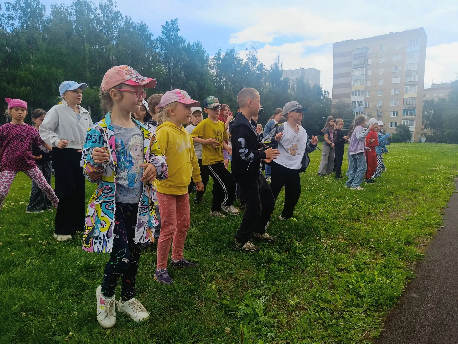 🏕️Начался день с веселой зарядки, продолжился дискотекой и концертом.
Как вам такой распорядок дня?