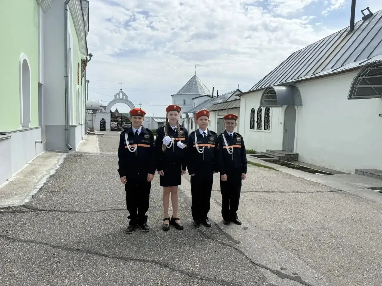 Учащиеся 3 В класса достойно представили школу на очном региональном конкурсе чтецов «Ж...