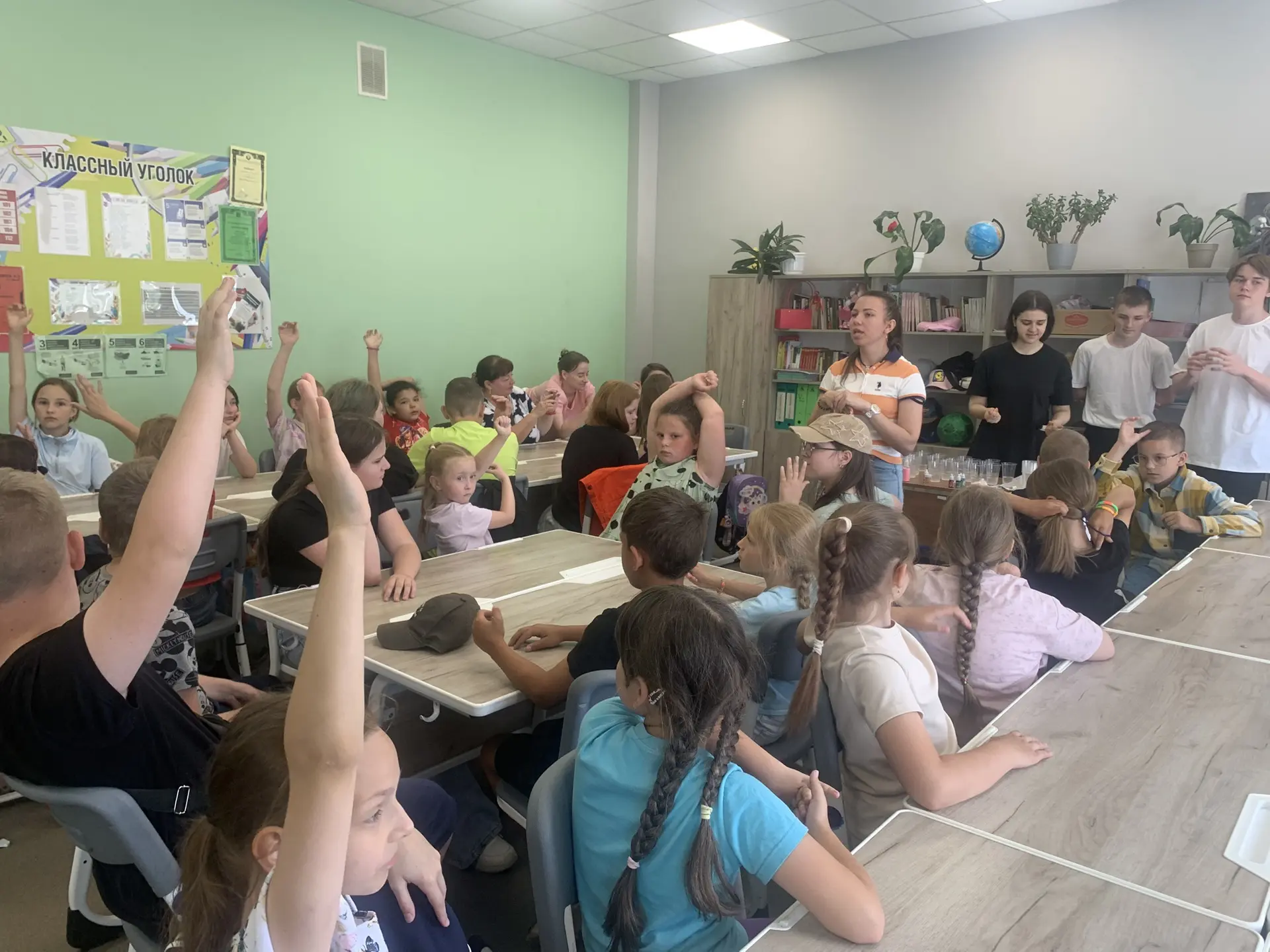 Слайм-шоу в нашем лагере! 🎉🧪

Дни в нашем школьном лагере — это всегда калейдоскоп событий, но сег