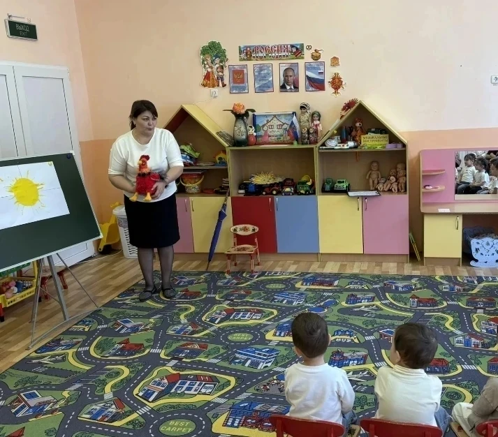 Занятие по рисованию в группе "Одуванчик" на тему :"Солнышко"