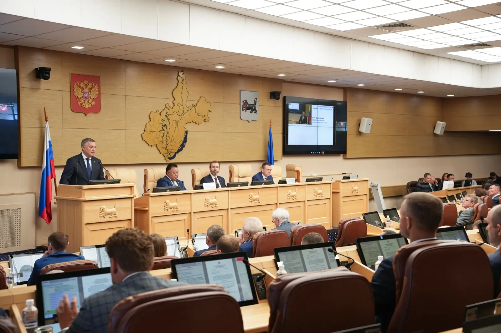 В бюджет Иркутской области добавили средства на зарплаты и ЖКХ

Как сообщил на сессии губернатор Ирк
