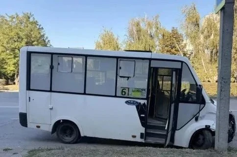 В Волгодонске автобус врезался в опору ЛЭП: пострадали два пассажира