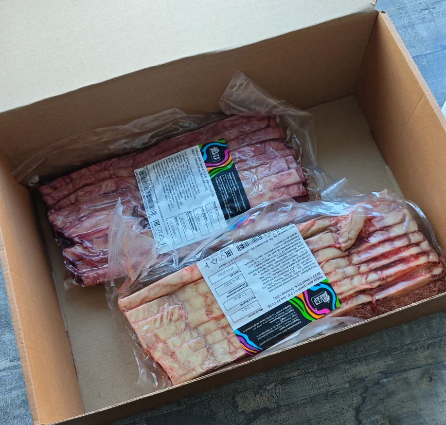 Вот такой новогодний подарок от моих друзей из steakhome.ru привезли мне сегодня! 🎅 Ребрышки из мрам