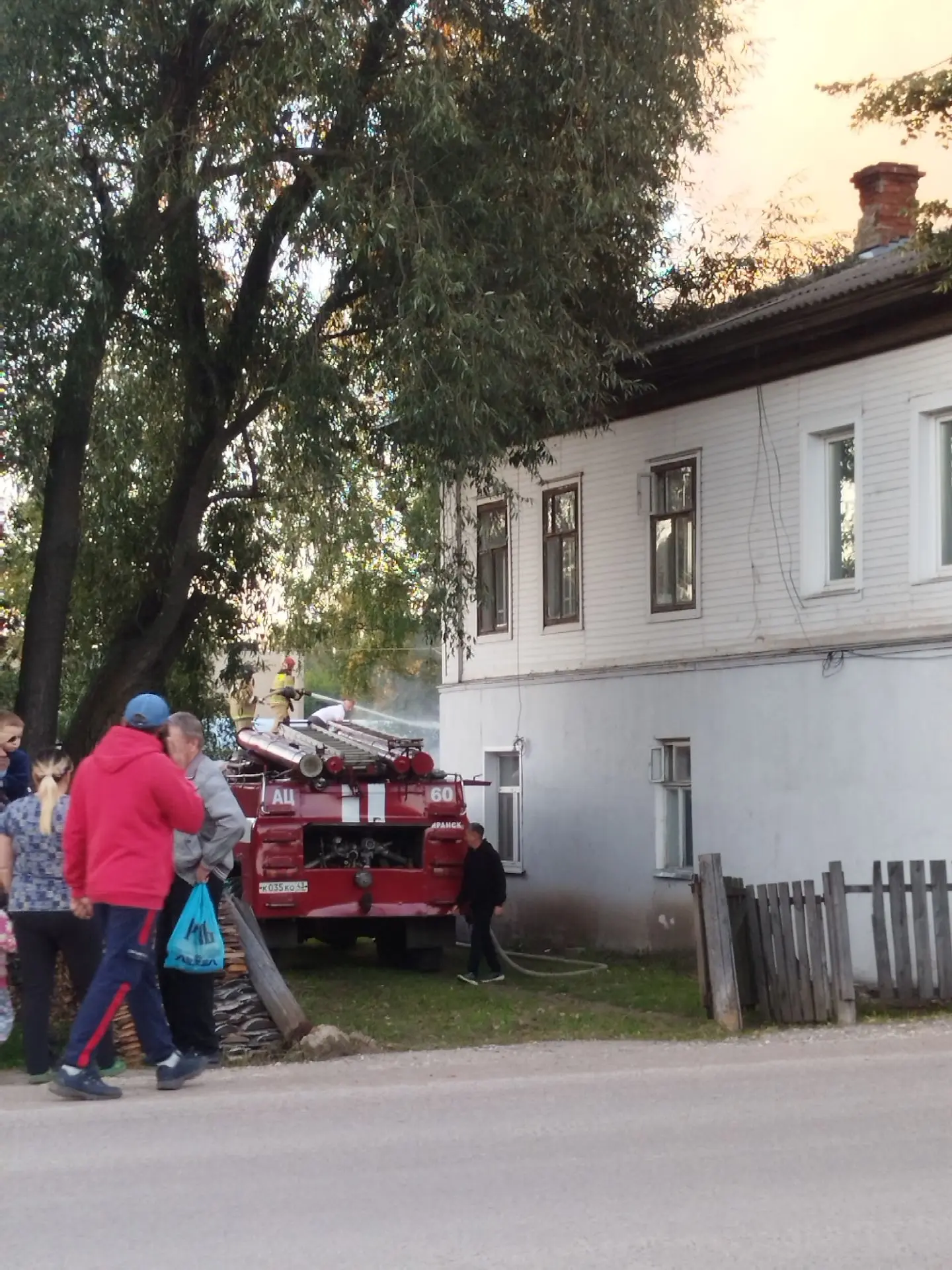 ⚡Пожар в хоз. постройках на улице Радина