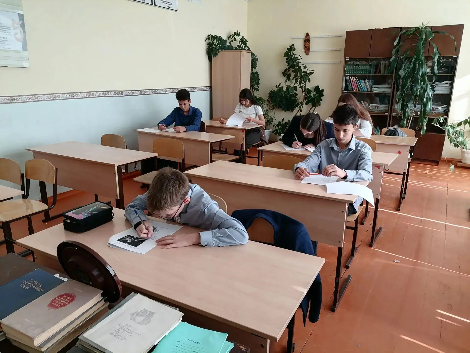 Вчера и сегодня в нашей школе по-настоящему творческая и рабочая атмосфера: проходит шк...