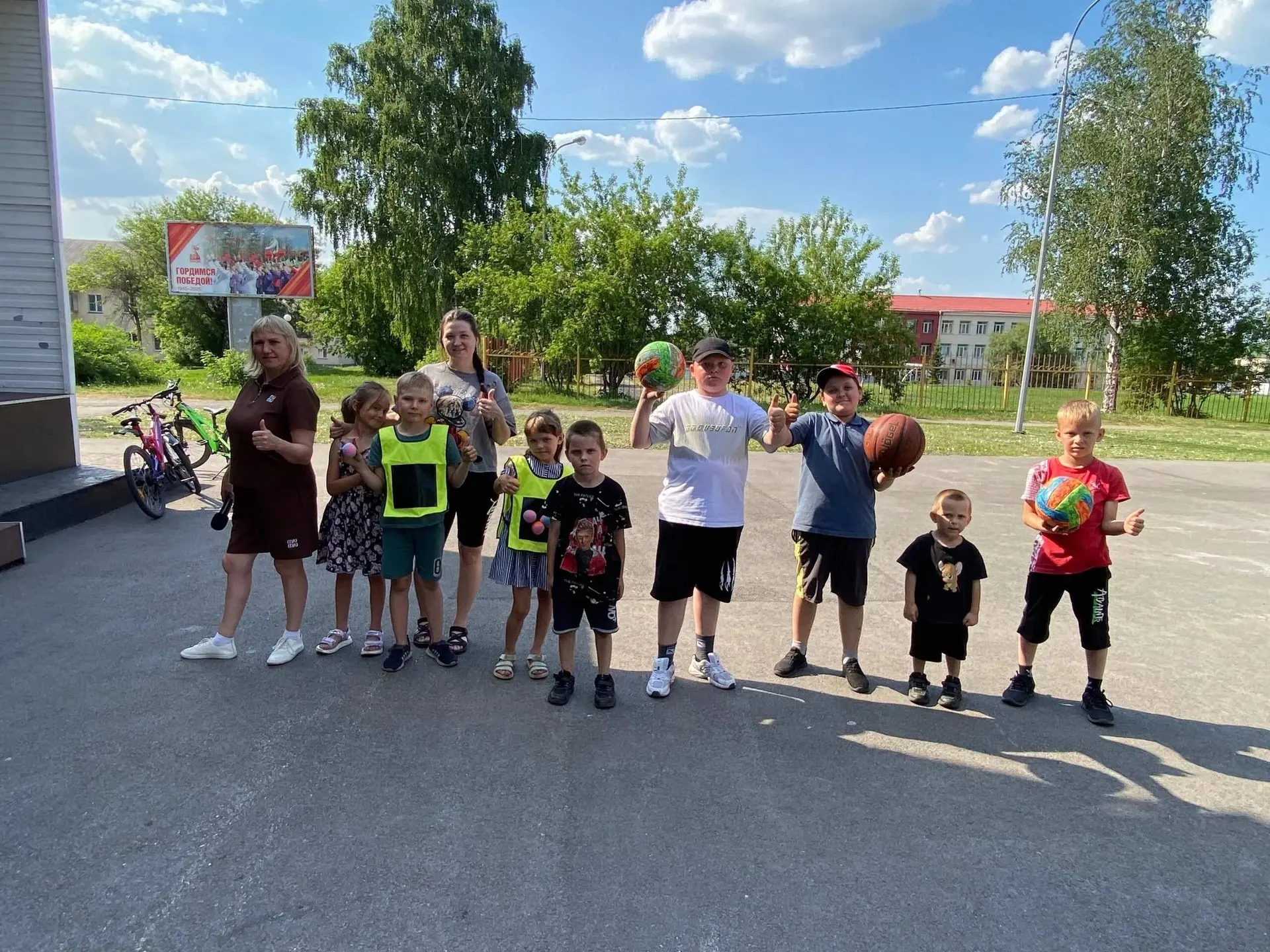 ⚽В рамках проекта «Культурная среда» на площади торжеств сотрудники КДЦ «Восток» провели спортивный 