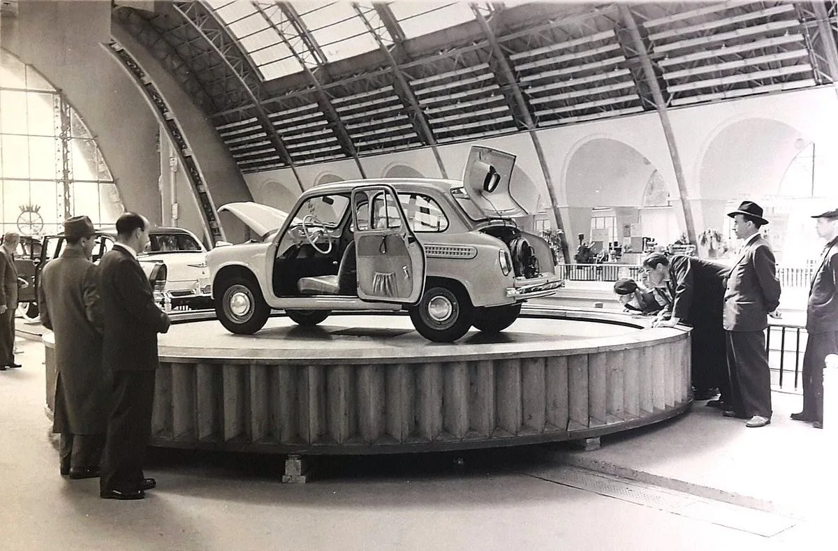 Москва, ВДНХ, 1960 год. ЗАЗ-965 «Запорожец» - маленький автомобиль с большим характером...