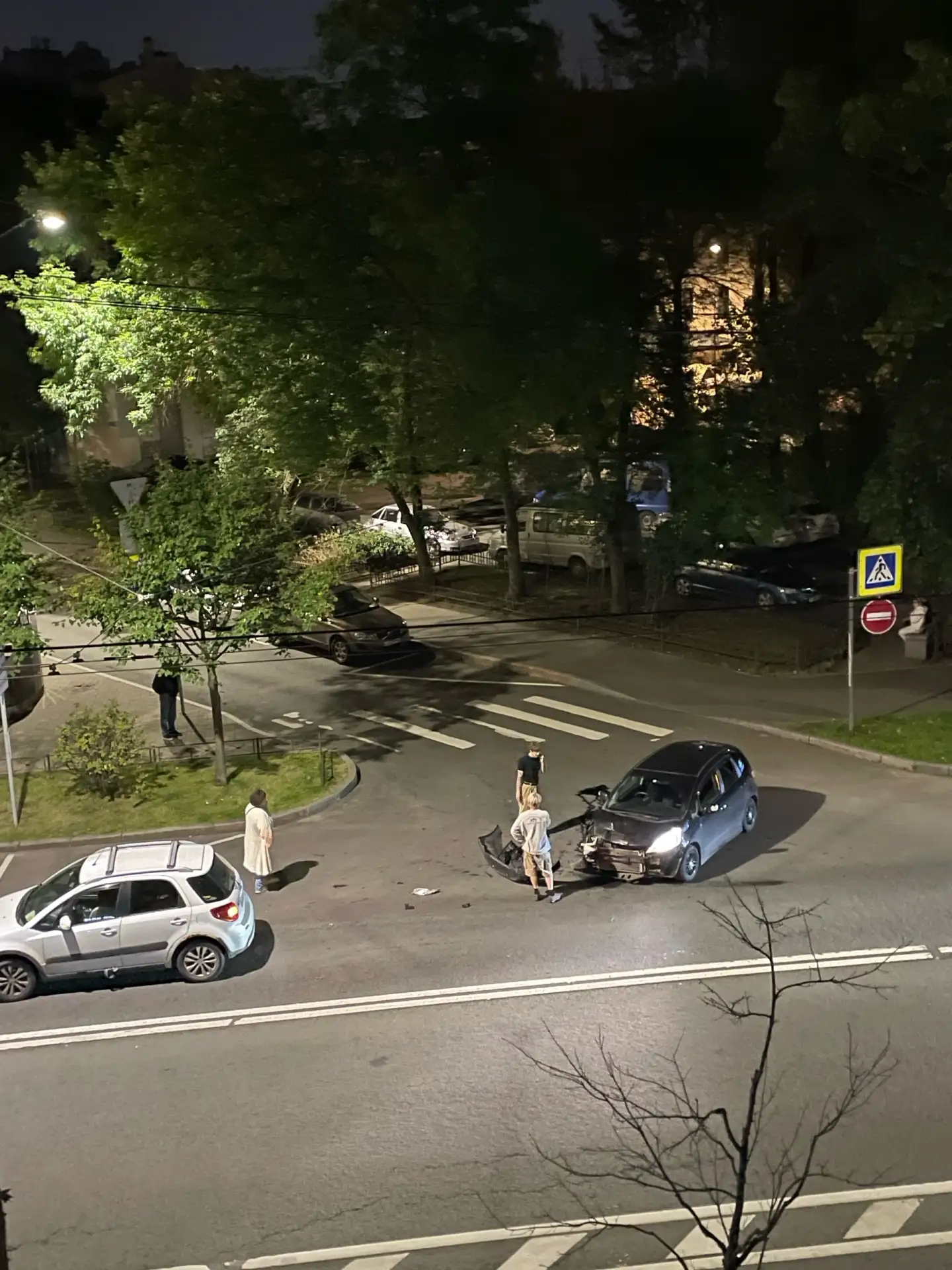 Фото аварии вчерашним вечером на пересечении Левашовского и Плуталовой.
