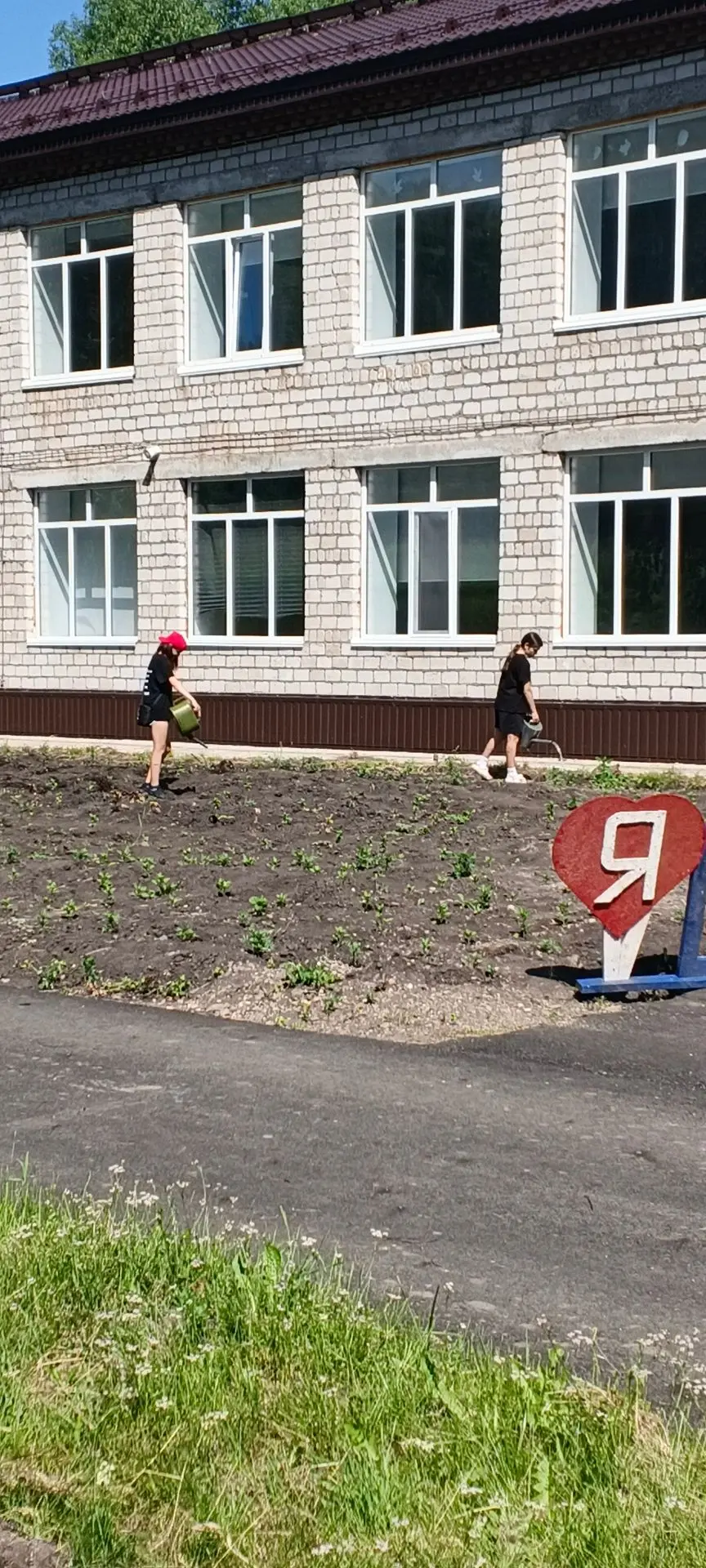 Сегодня наш школьный трудовой отряд засучил рукава и устроил настоящий праздник чистоты на пришкольн