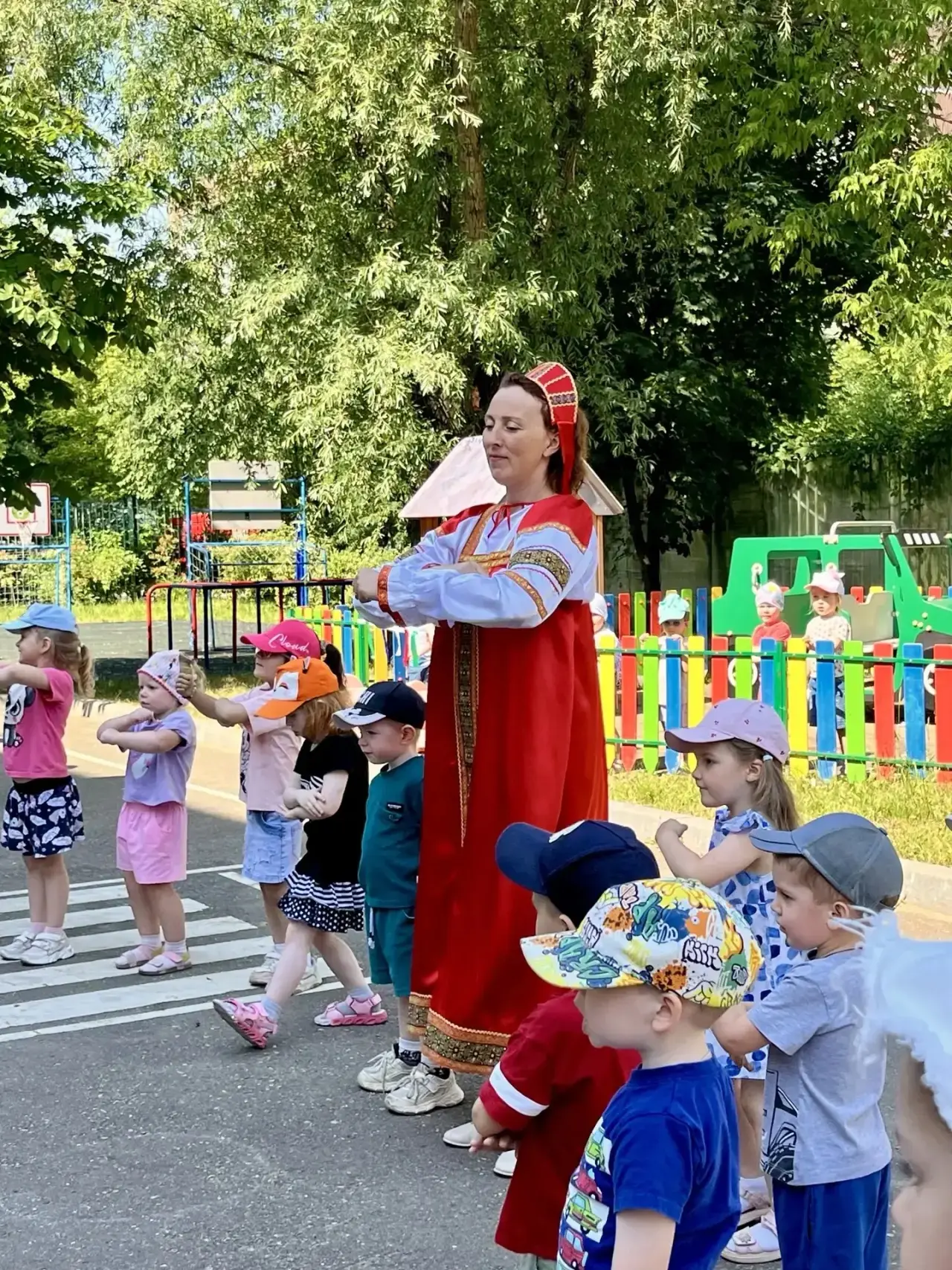 🇷🇺Посвящается Дню России!

🎉Недавно в Бэби-академии «На Старостина» провели весёлое и познаватель