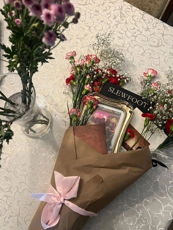 Предметные букеты 💐

Что нужно:
• Флористическая губка или плотная бумага
• Предметы для букета
• Д