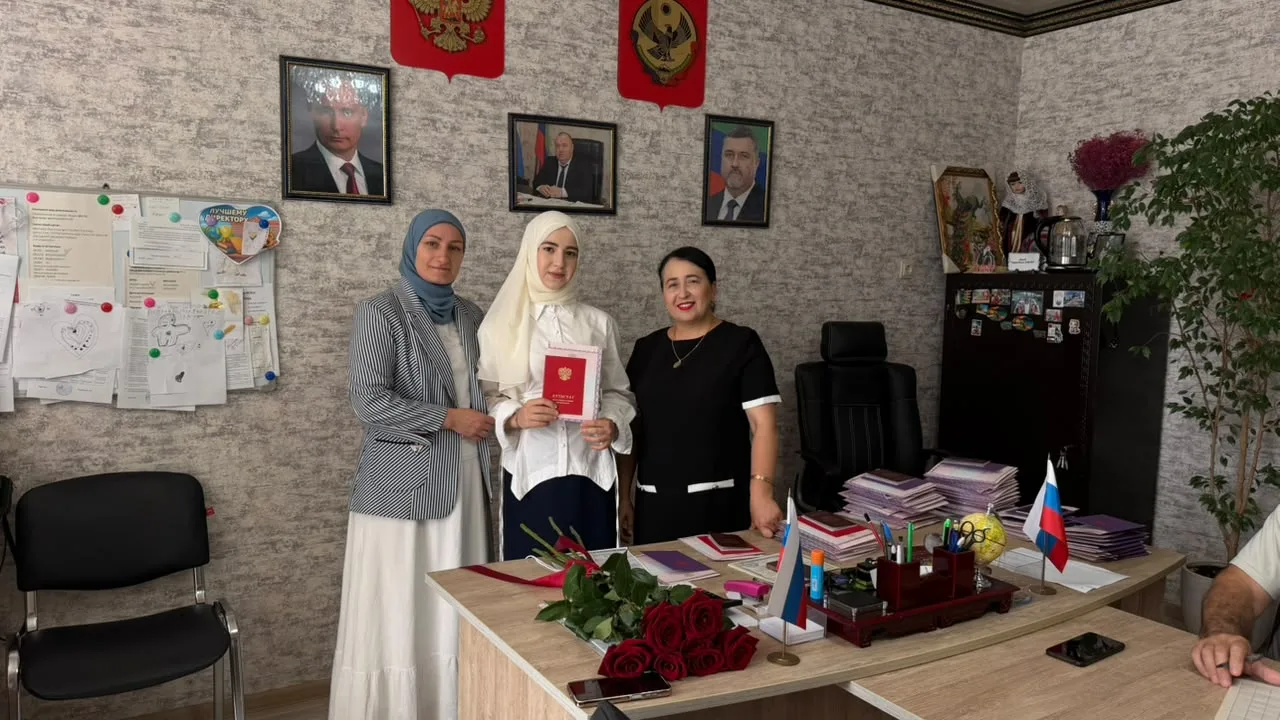 Поздравляем с получением красного  аттестата. Желаем вздохнуть с облегчением и смело собраться в дал