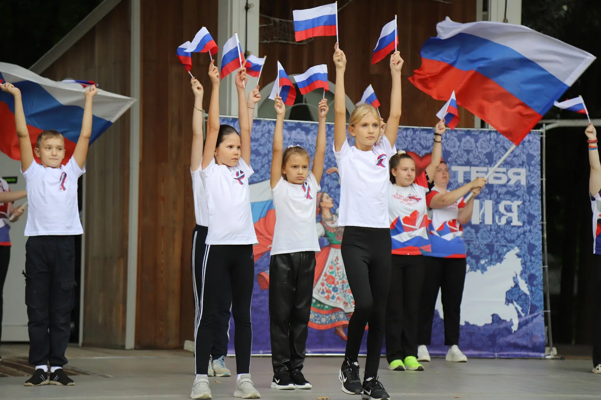 🇷🇺Накануне Дня Государственного флага Российской Федерации в парке усадьбы Кривякино ...