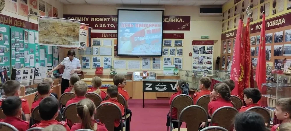 📚19 мая, в День детских общественных организации России, юнармейцы 2А класса (классный руководитель 