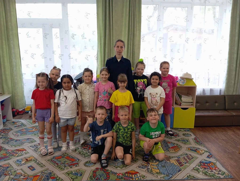 Сегодня в группе "Брусничка" прошла важная встреча. К детям приходил инспектор ГИБДД  Александра Вад