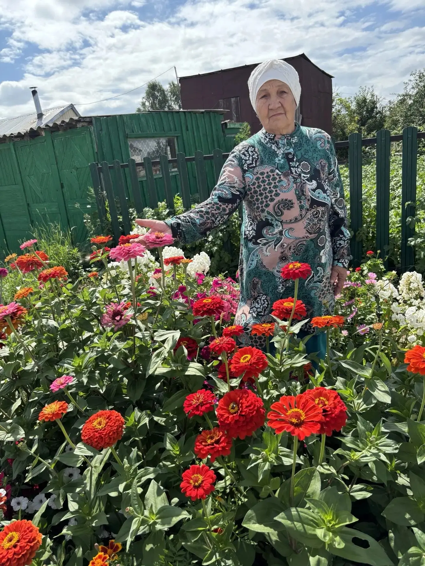 🌼Хәзер табигатьнең хуш исле, аллы-гөлле чәчәклеккә күмелгән иң ямьле мәле. Урамнардан узганда шәхси