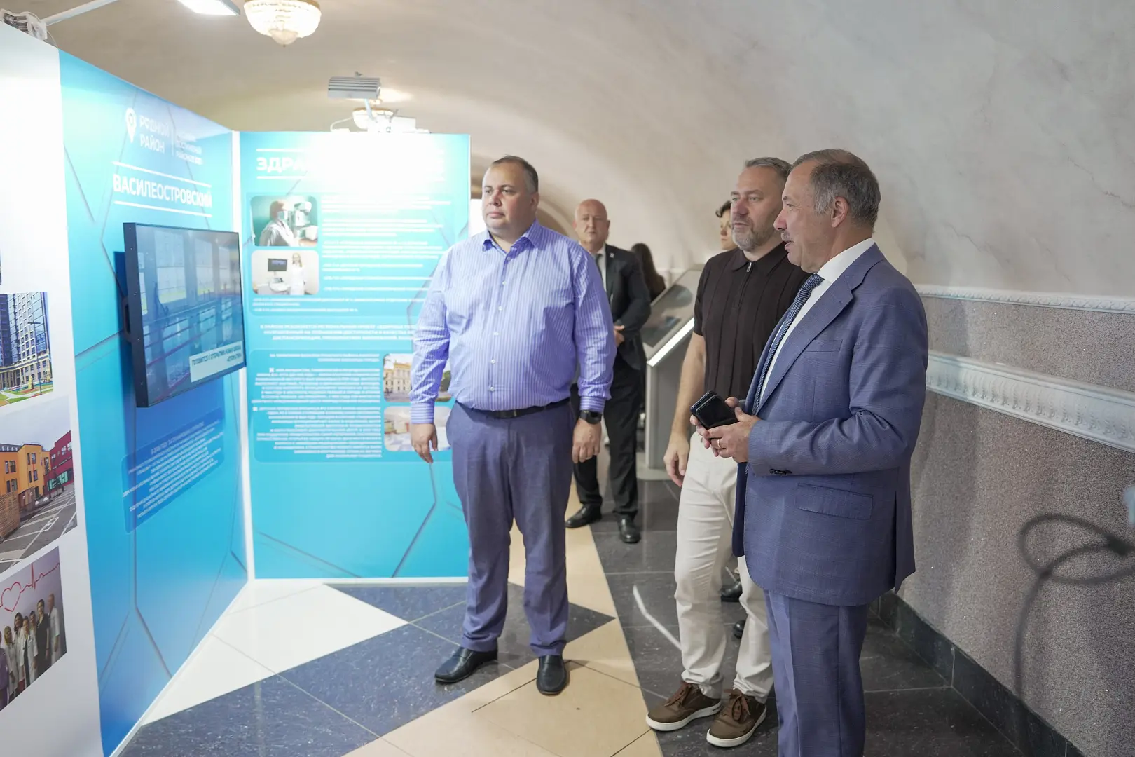 Председатель Законодательного Собрания Александр Бельский и депутат Константин Чебыкин ...