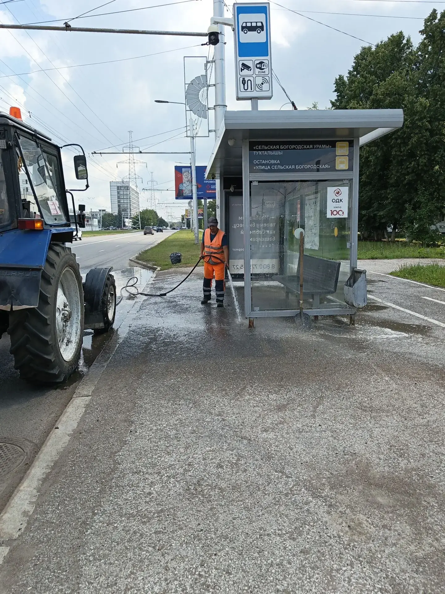Сотрудники МБУ «СПБ» регулярно проводят мойку остановочных павильонов (ООТ) на всей тер...