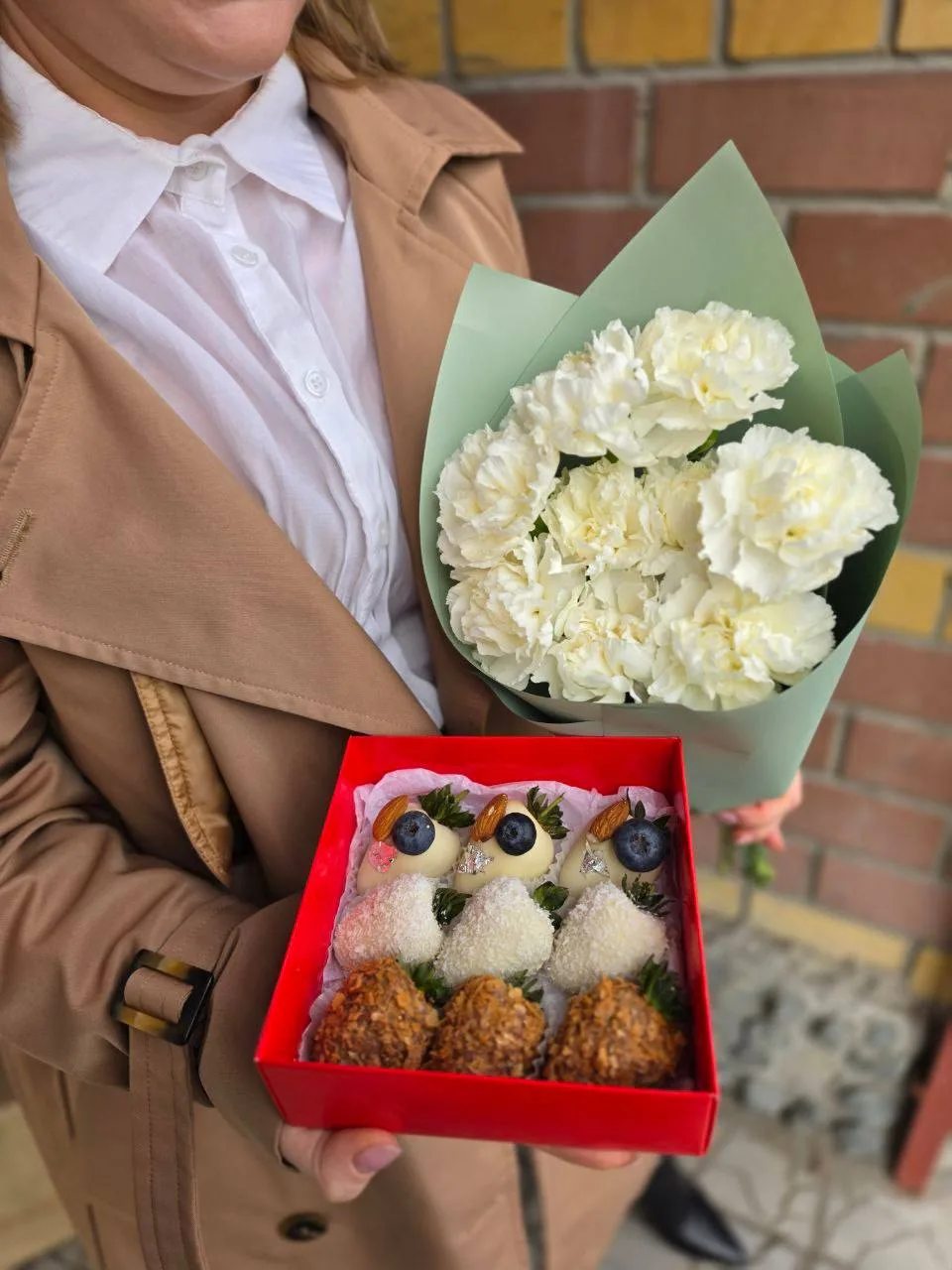 Комбо цветы и клубника в шоколаде 💗