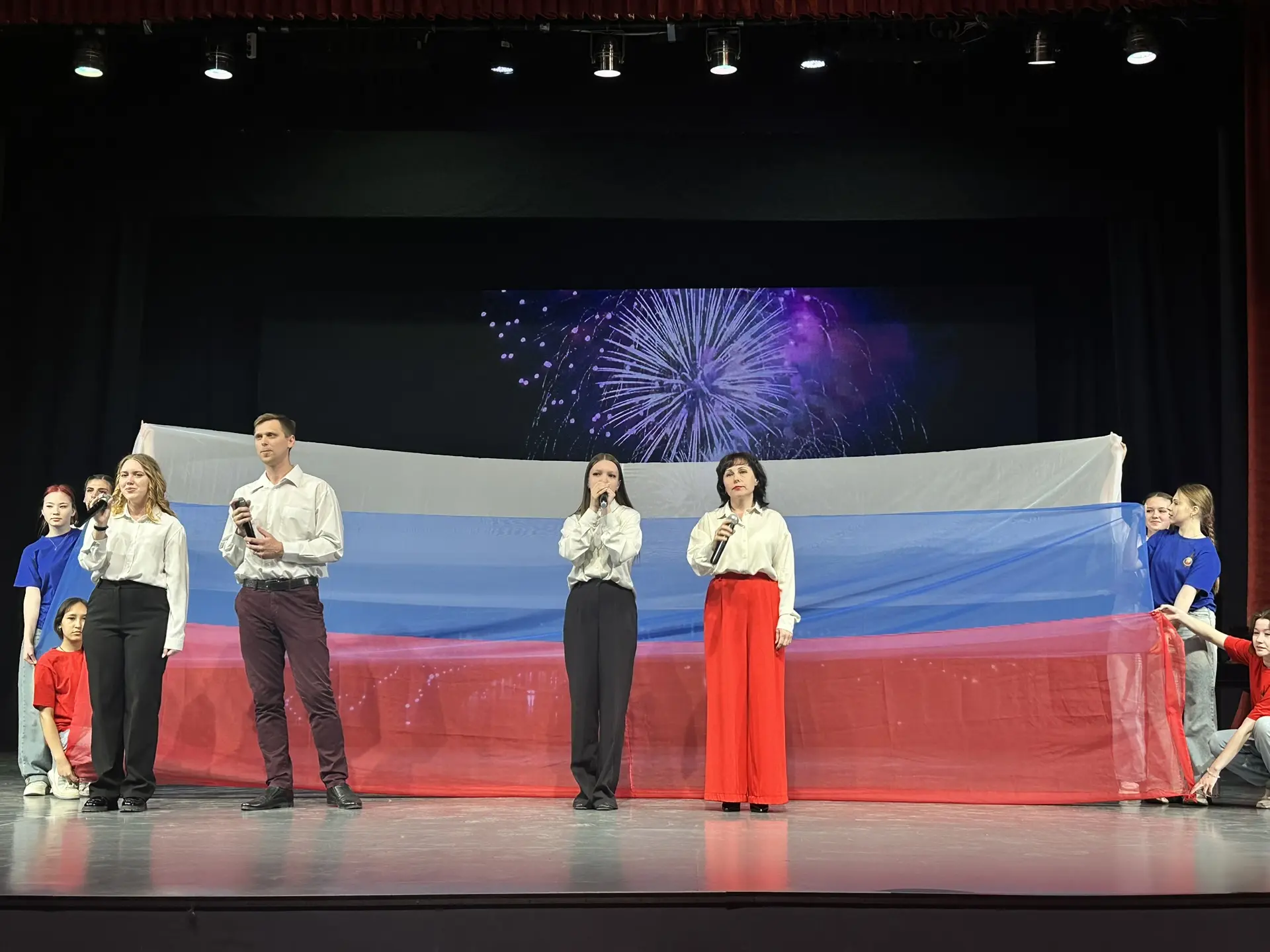 Сегодня в Аргаяшском районном доме культуры проходит фестиваль патриотической песни «Мы...