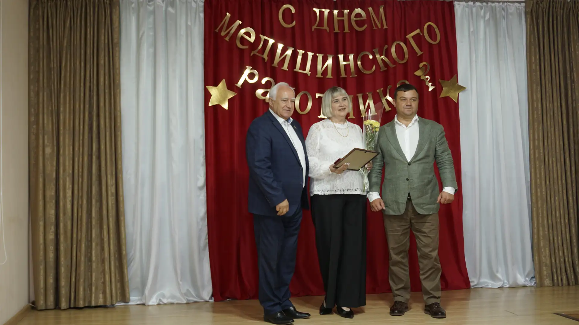 Праздник в честь тех, кто спасает жизни: чествование медицинских работников Октябрьского района

19 