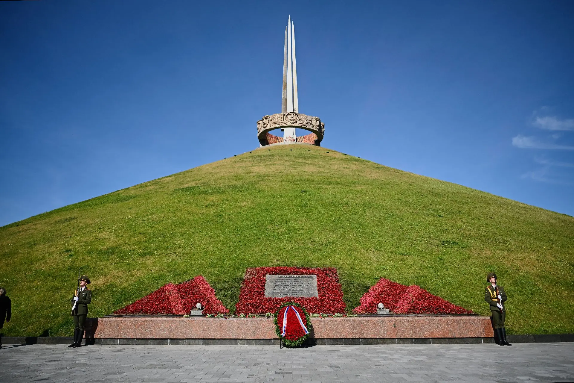 Сегодня во время визита в Республику Беларусь возложили цветы к мемориалу «Курган Славы».