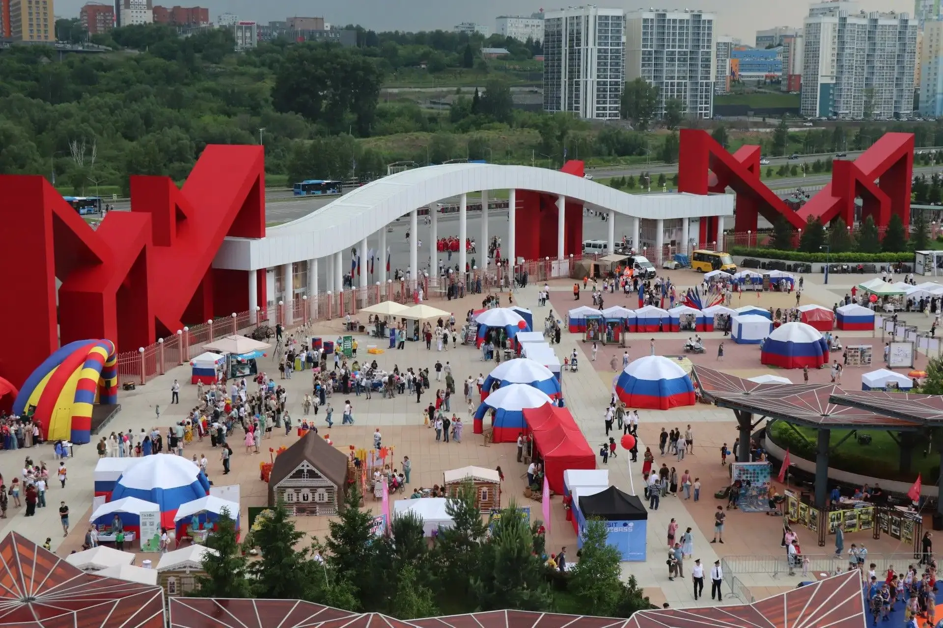 Московская площадь с высоты птичьего полёта — сегодня она в самом центре двойного праздника!

Прямо 