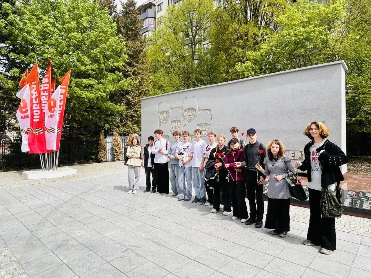 Никто не забыт, ничто не забыто. 🇷🇺  6а,8в, 9б классы  совершили важное дело — посетили Мемориальный