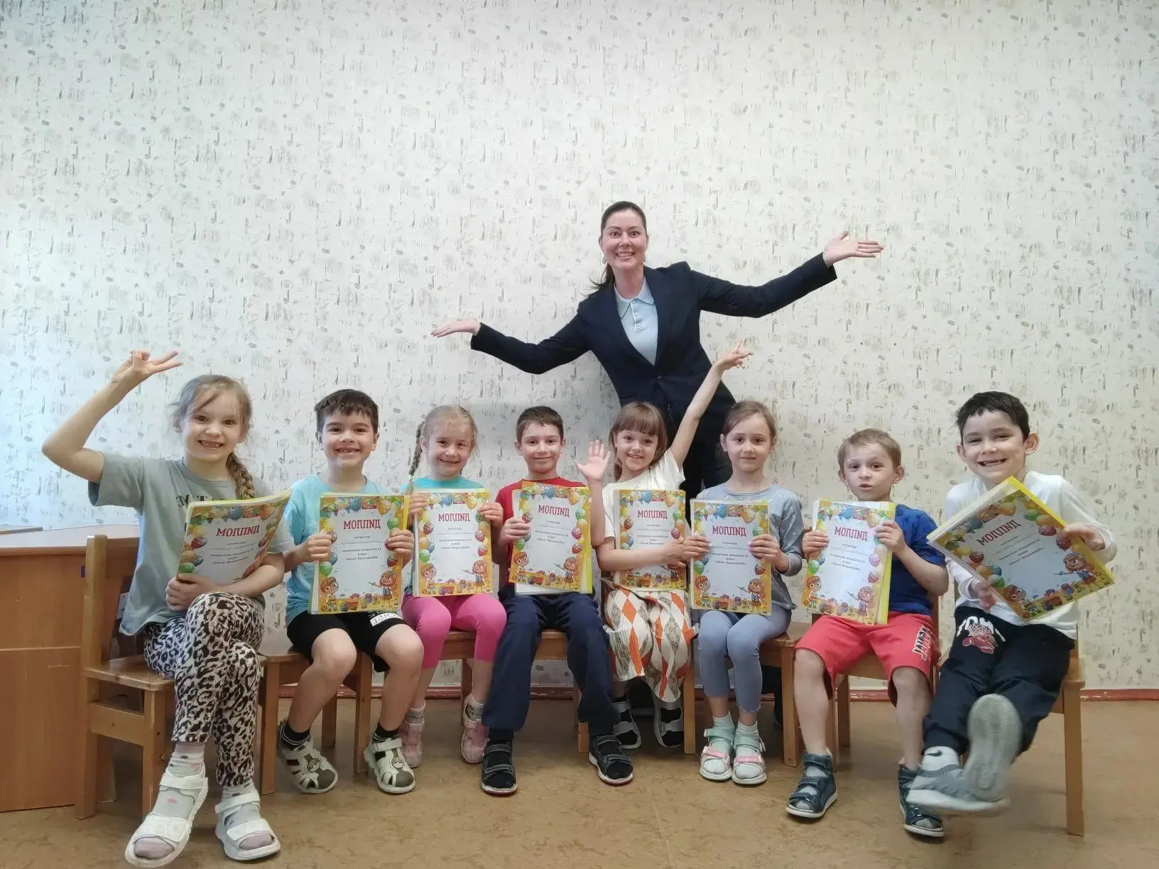 Сегодня прошло последнее занятие на курсе "Маленький гений". Эти гениальные ребята получили свои дип