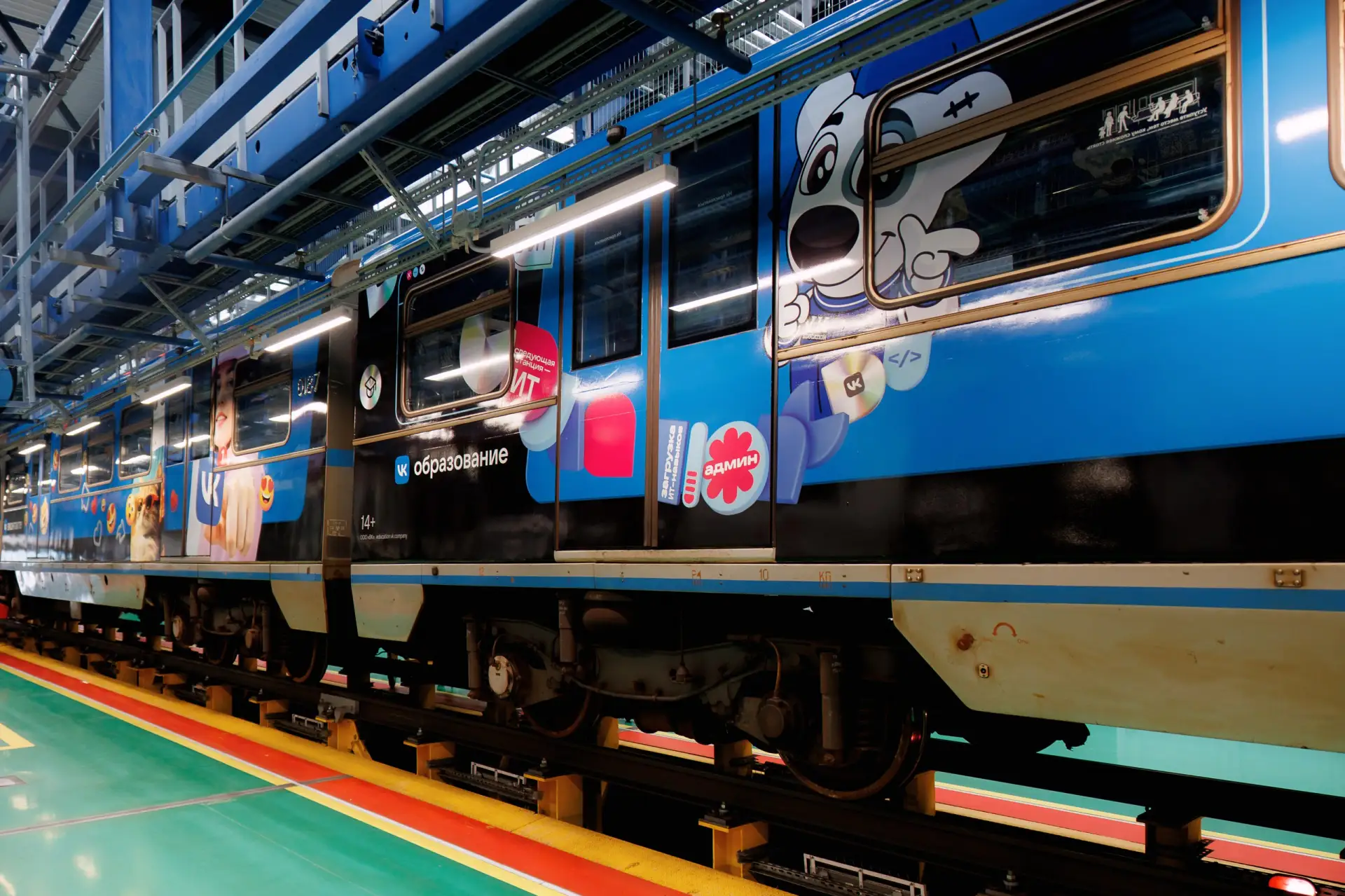 На работу в приятной компании 🚇
VK запустили тематический поезд — первый в истории Московского метр