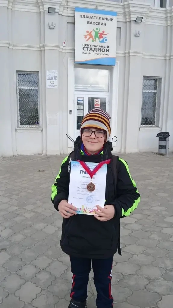 🏆 Спортивная гордость: Ученик #МОУСШ81 покорил водные дорожки Волжского!  С 8 по 10 апреля 2026 года