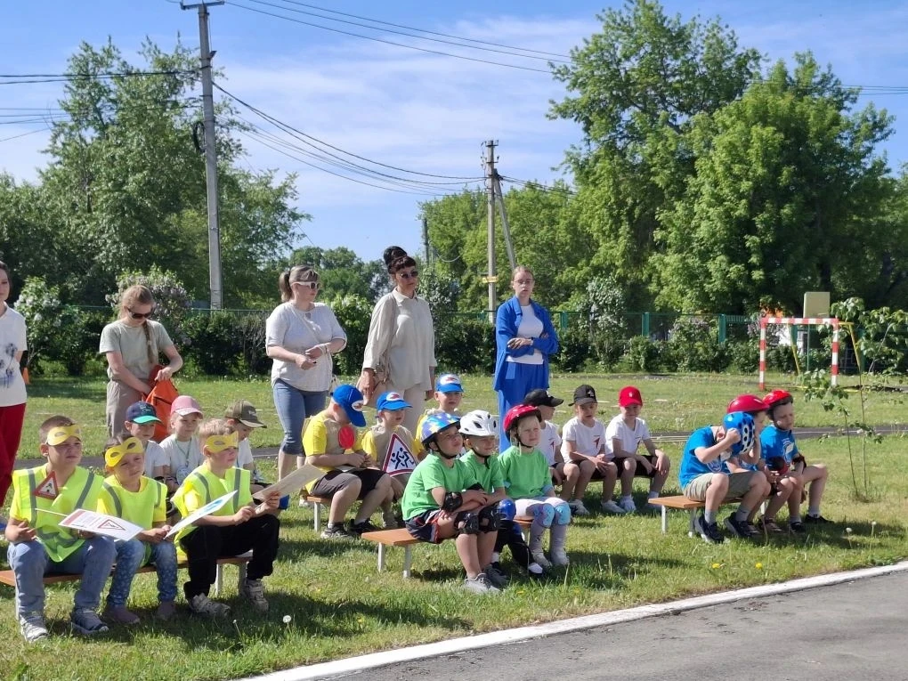 🚲 Безопасность на дороге - это не только скучные правила, но и увлекательные приключения. 

👍 Две 