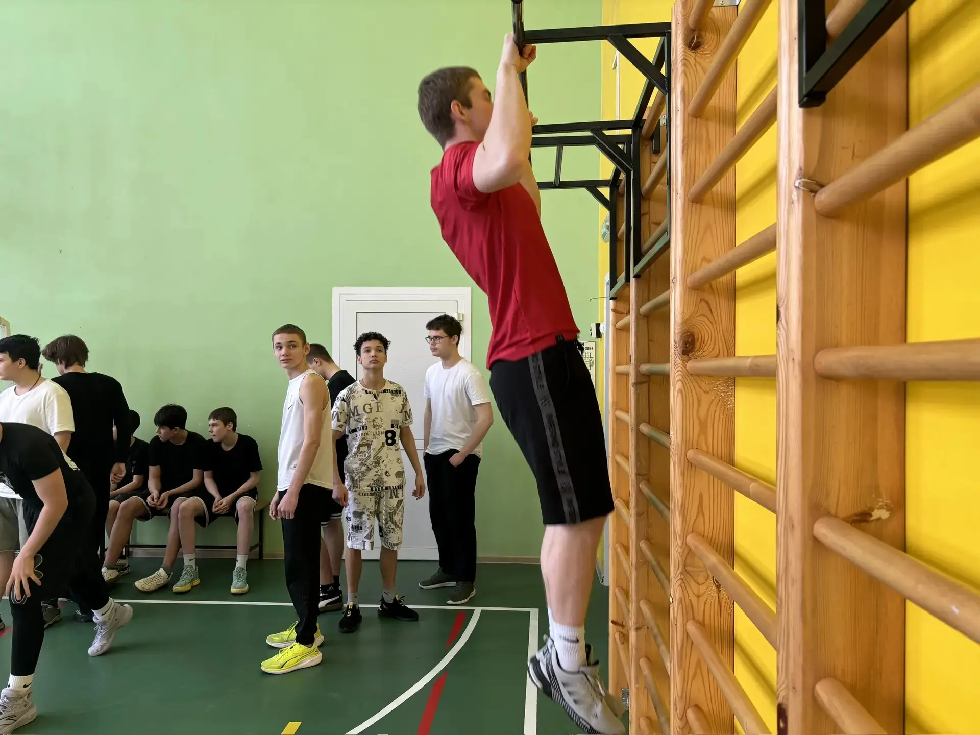 Для сдачи ГТО в 9-11 классах (возраст 16-17 лет) нужно выполнить нормативы 6-й ступени комплекса. Гл