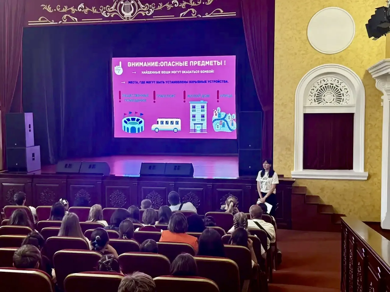 В актовом зале Детской школы искусств прошёл общешкольный классный час, посвящённый тех...